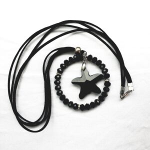 Halsband Tina svart glas stjärna svarta kristall pärlor svarta mockasnören